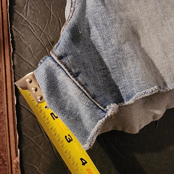 Torrid 3.5" Light Wash Cut Off Raw Hem Distressed Jean Shorts Size 16 - Picture 11 of 11